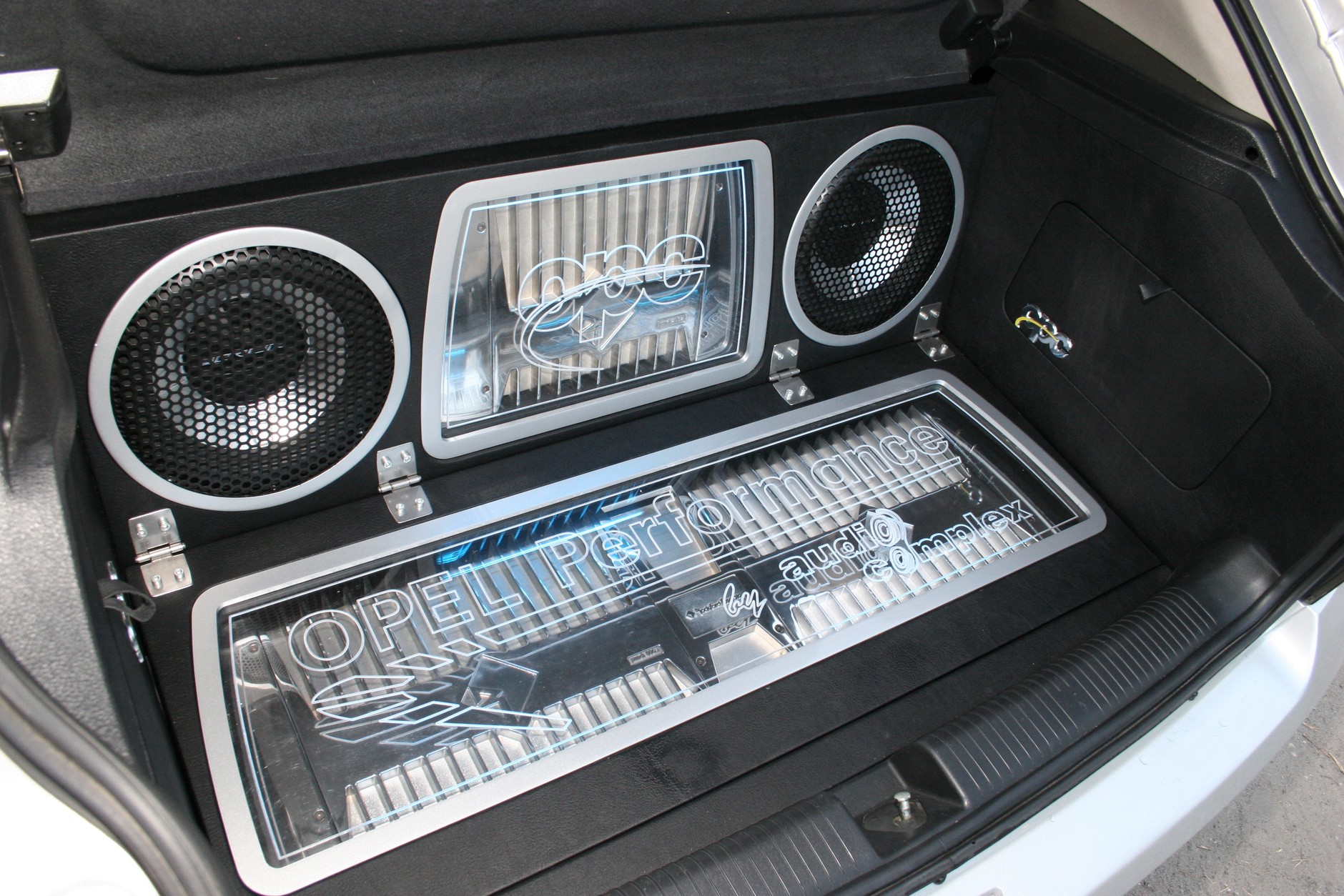 Opel Astra II. Bagażnik z trzema wzmacniaczami Rockford Fosgate