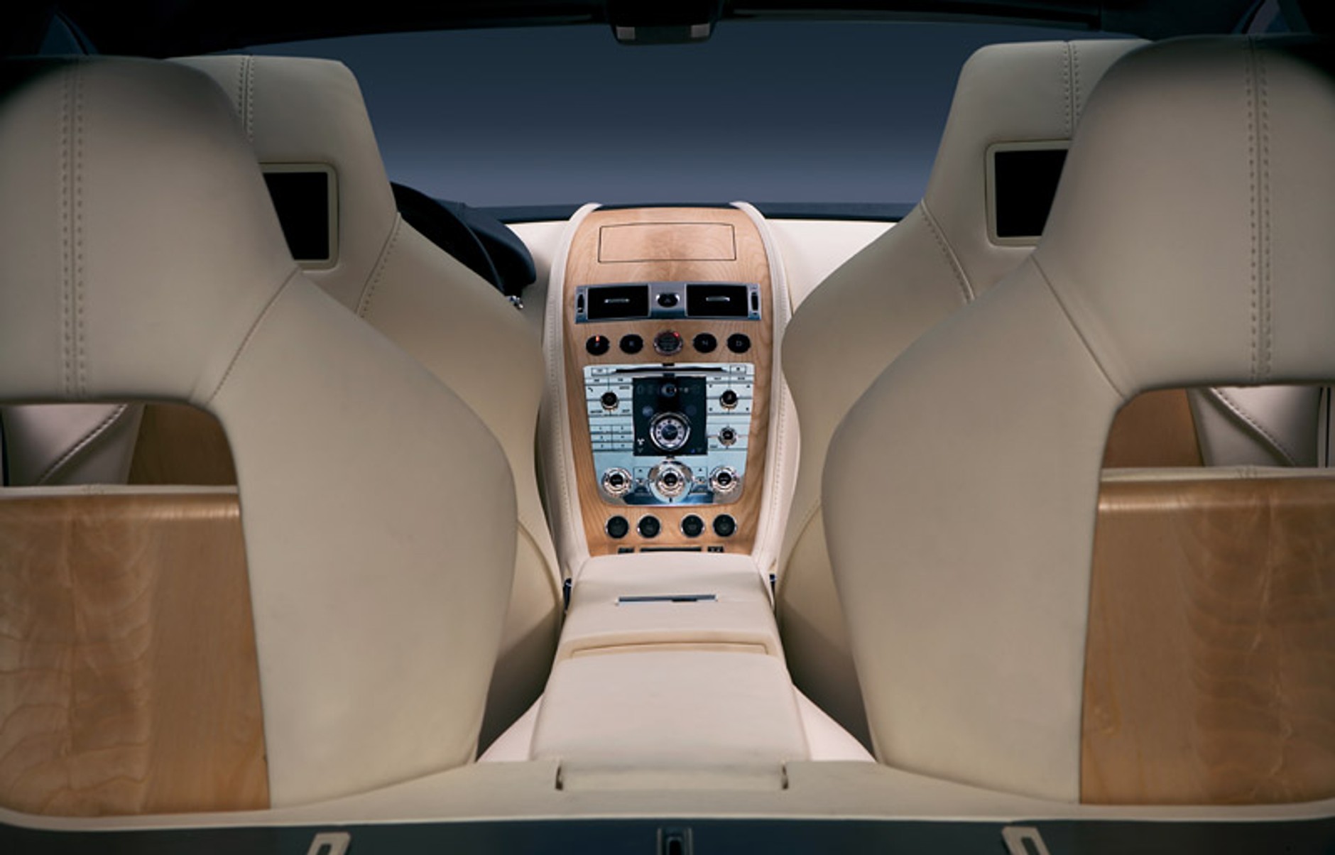 Genewa 2008: Aston Martin Rapide potwierdzony, produkcją zajmie się Magna Steyr