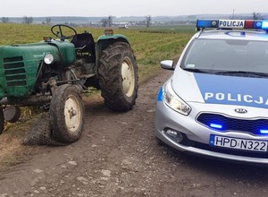 Rolnik był pijany, więc ciągnik jeździł bez niego