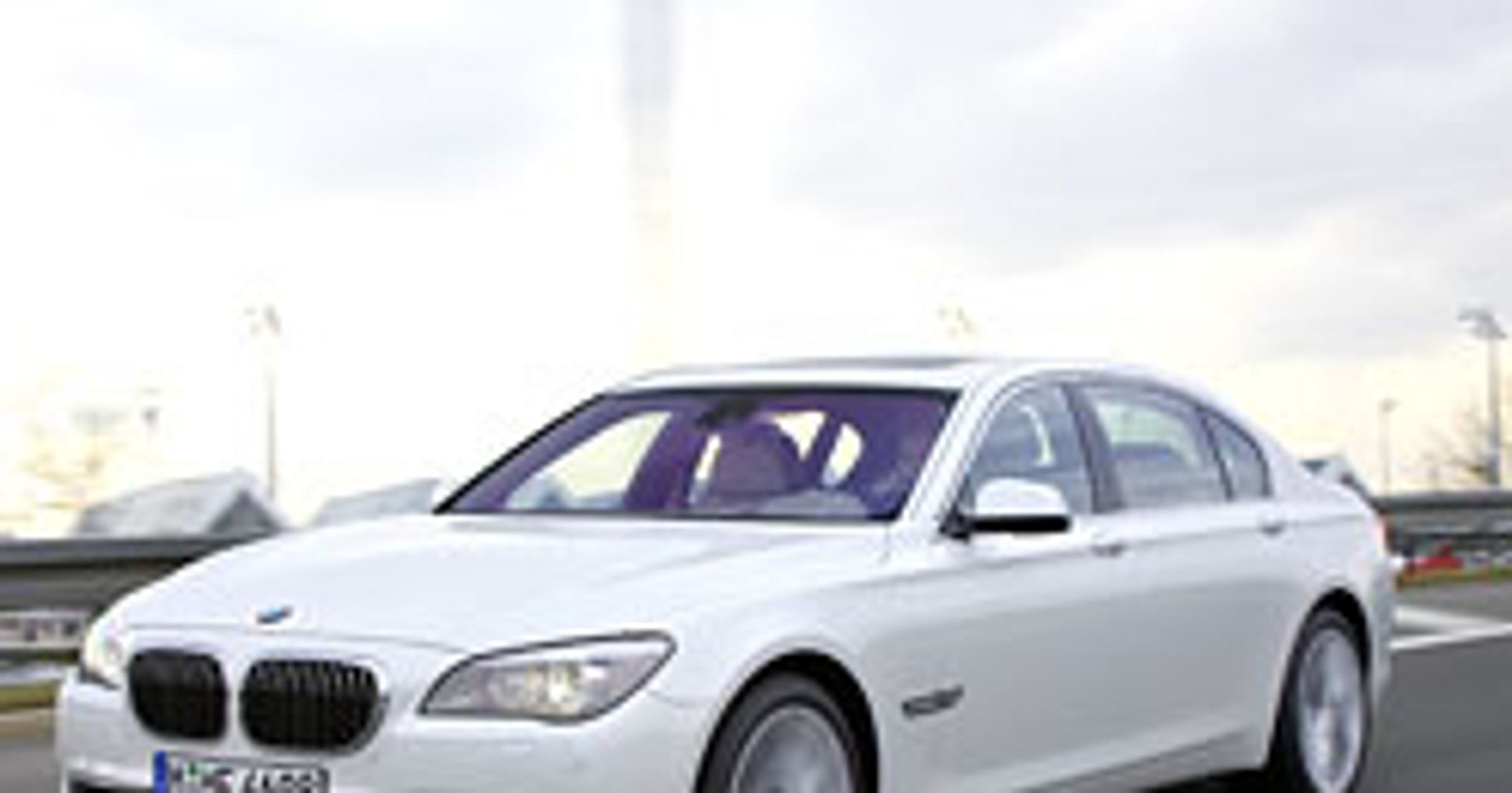 BMW 760i – nowy silnik 6,0 V12 i 8-biegowy automat