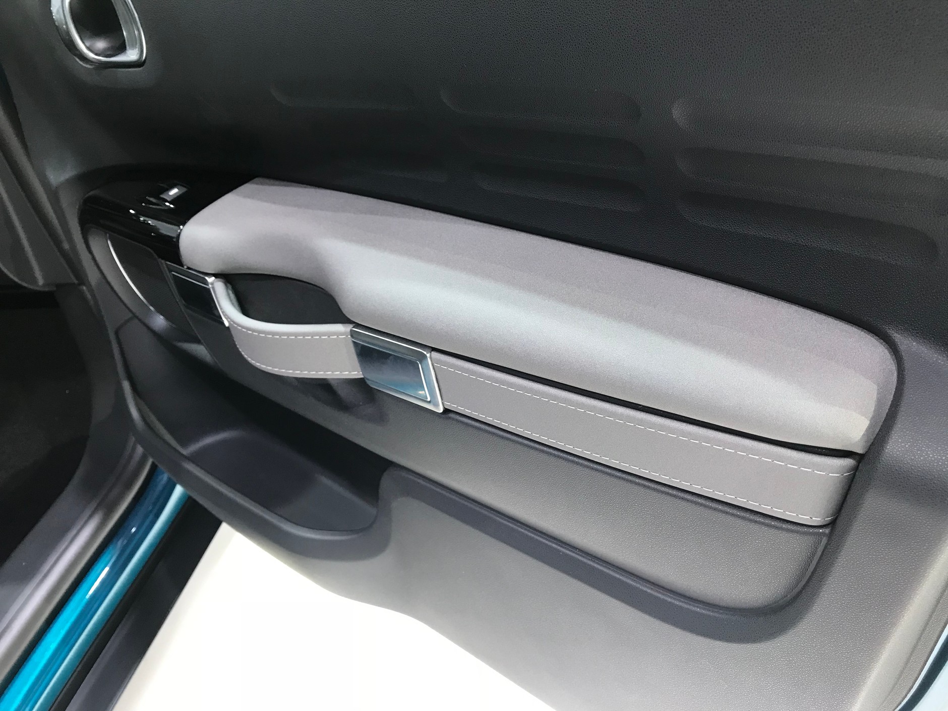 Dobra wiadomość dla fanów charakterystycznych pasków na drzwiach. Citroen zostawił je na miejscu. Citroen C4 Cactus