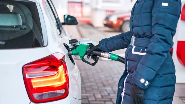 Tankowanie paliwa zimą na stacji paliw