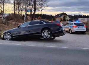 Kierowca Mercedesa wpadł do rowu i uciekł. Myślał, że zdąży wytrzeźwieć