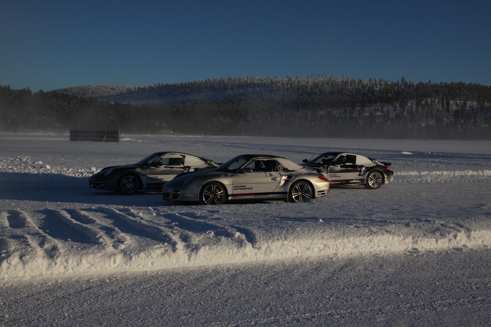 Porsche na zamarzniętym jeziorze