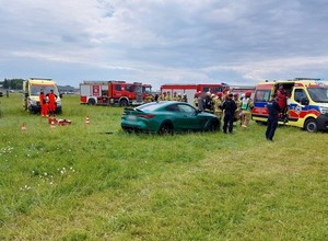 BMW wjechało w grupę osób w Krośnie. Zarzuty dla kierowcy i organizatora