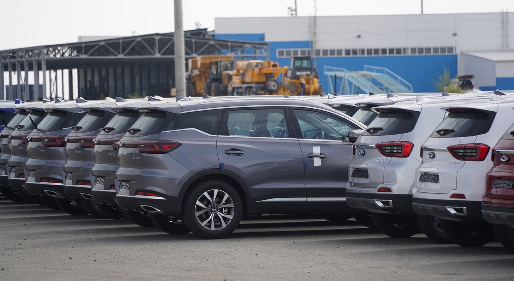 Chińskie SUV-y wyładowane z samochodowca