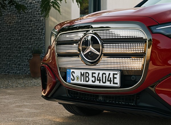 Mercedes GLC EQ błyszczy nie tylko grillem. Ma 713 km zasięgu i 39,1-calowy ekran