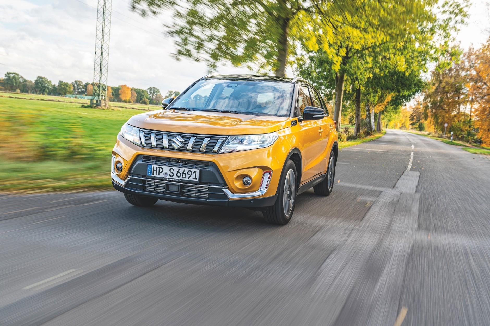 Suzuki Vitara, choć na początku może wydawać się zrobiona z papieru, to jest solidnym samochodem. Pojedzie w teren i nie będzie się psuła