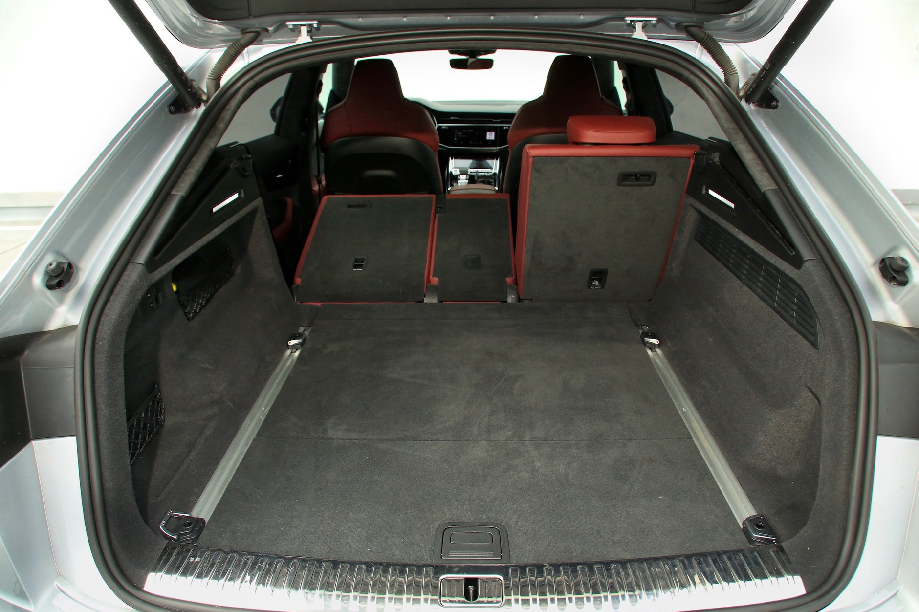 W zależności od ustawienia siedzeń pojemność bagażnika sięga od 605 do 1755 l. Brak otworu na długie przedmioty, ale można złożyć środkowe oparcie