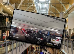 Świąteczny chaos w centrum handlowym. Kierowcy utknęli na piętrowym parkingu na kilka godzin [WIDEO]