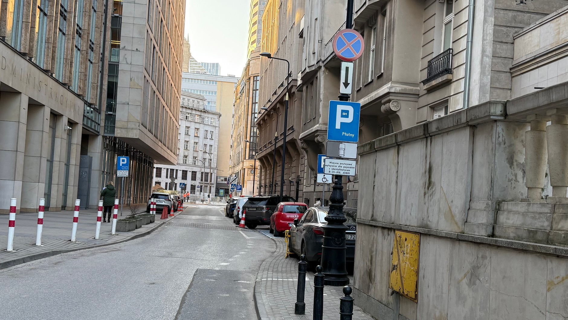 Niby koniec zakazu zatrzymywania się i parking, a jednak nie wolno zatrzymywać się. Kto się wczyta w napisy, ten się zorientuje