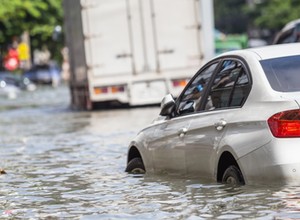 Kiedy ubezpieczyciel nie wypłaci odszkodowania za zalane auto? Prawniczka ostrzega kierowców