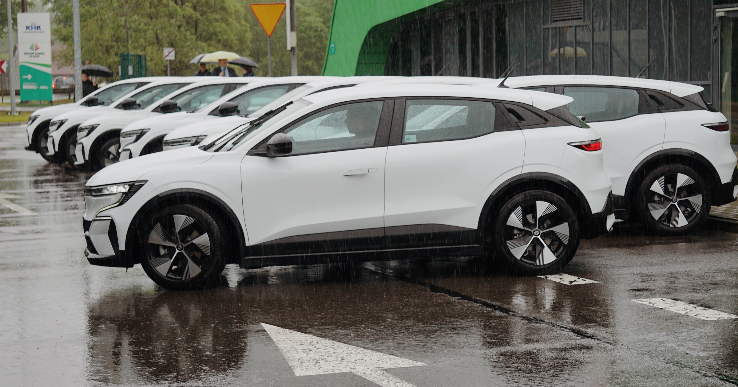 Do Krakowa trafi 46 samochodów elektrycznych Renault Megane E-Tech electric