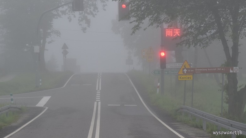 Znak z chińskimi komunikatami przy drodze w Polsce