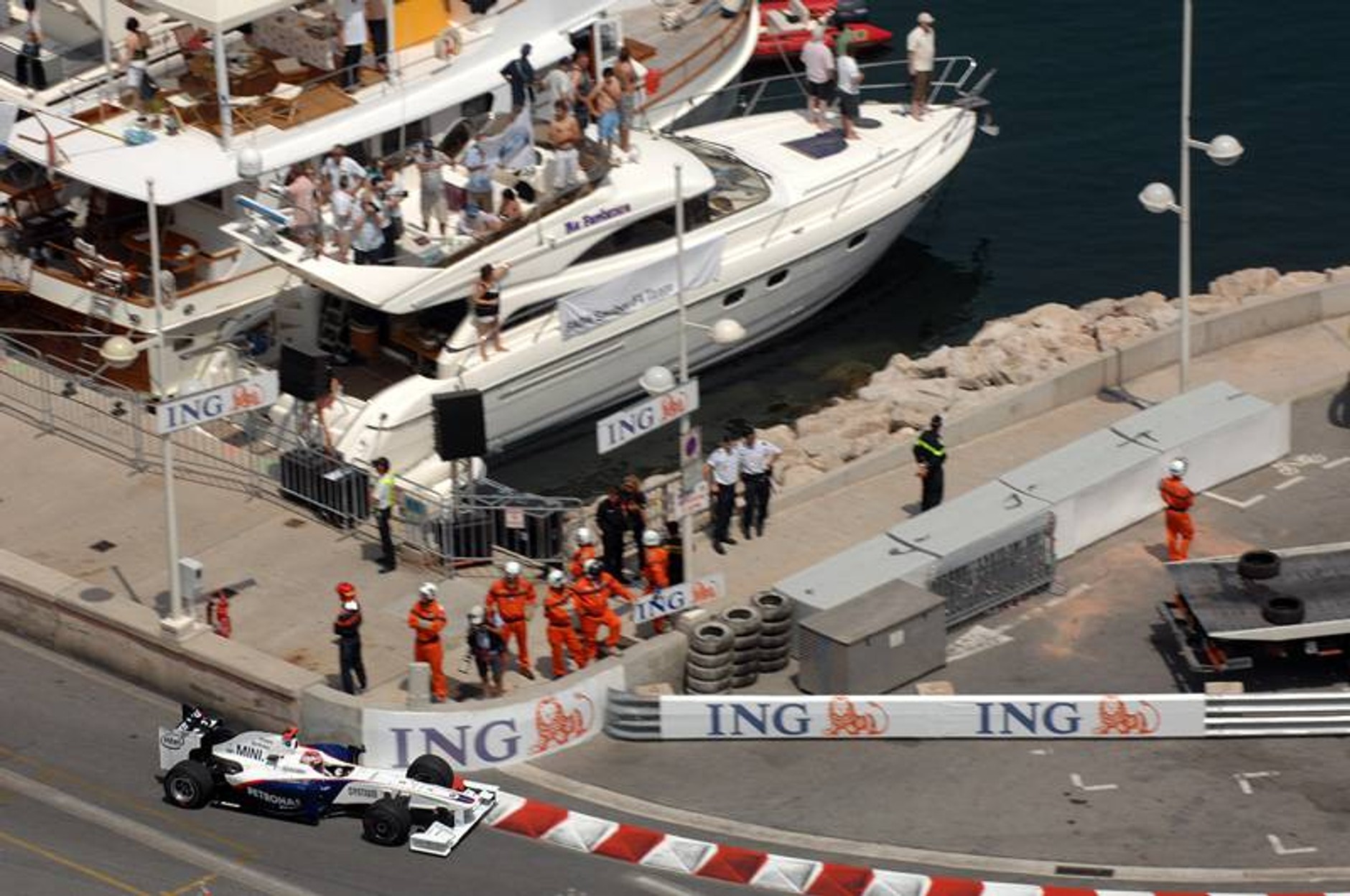 Grand Prix Monaco 2009: Button królem, Kubica w garażu (fotogaleria)