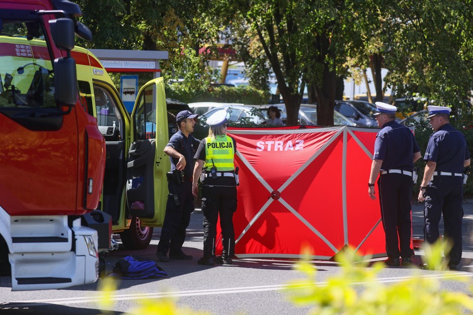 Samochód wjechał w przystanek na warszawskim Mokotowie. Dwie osoby nie żyją