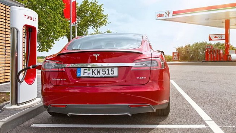 Punkt ładowania samochodów Tesla S na stacji Star w Niemczech