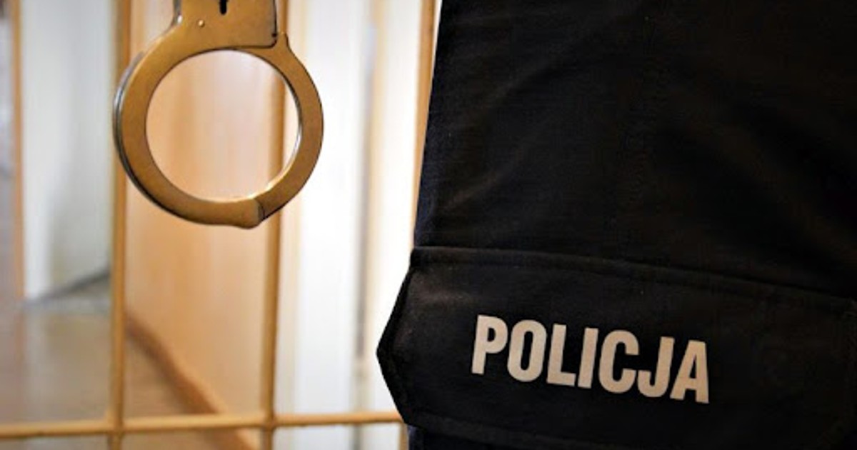 Obraz pochodzący z serwisu https://mazowiecka.policja.gov.pl/ra/aktualnosci/aktualnosci/98712,Pasazer-mazdy-byl-poszukiwany-Po-poscigu-zostal-zatrzymany.html