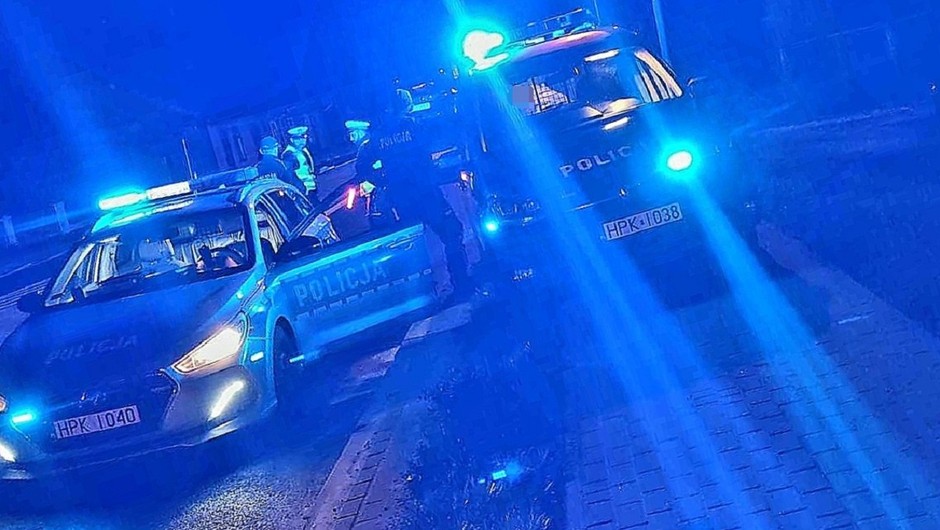 Radiowozy na sygnale po nocnym pościgu w Jaśle