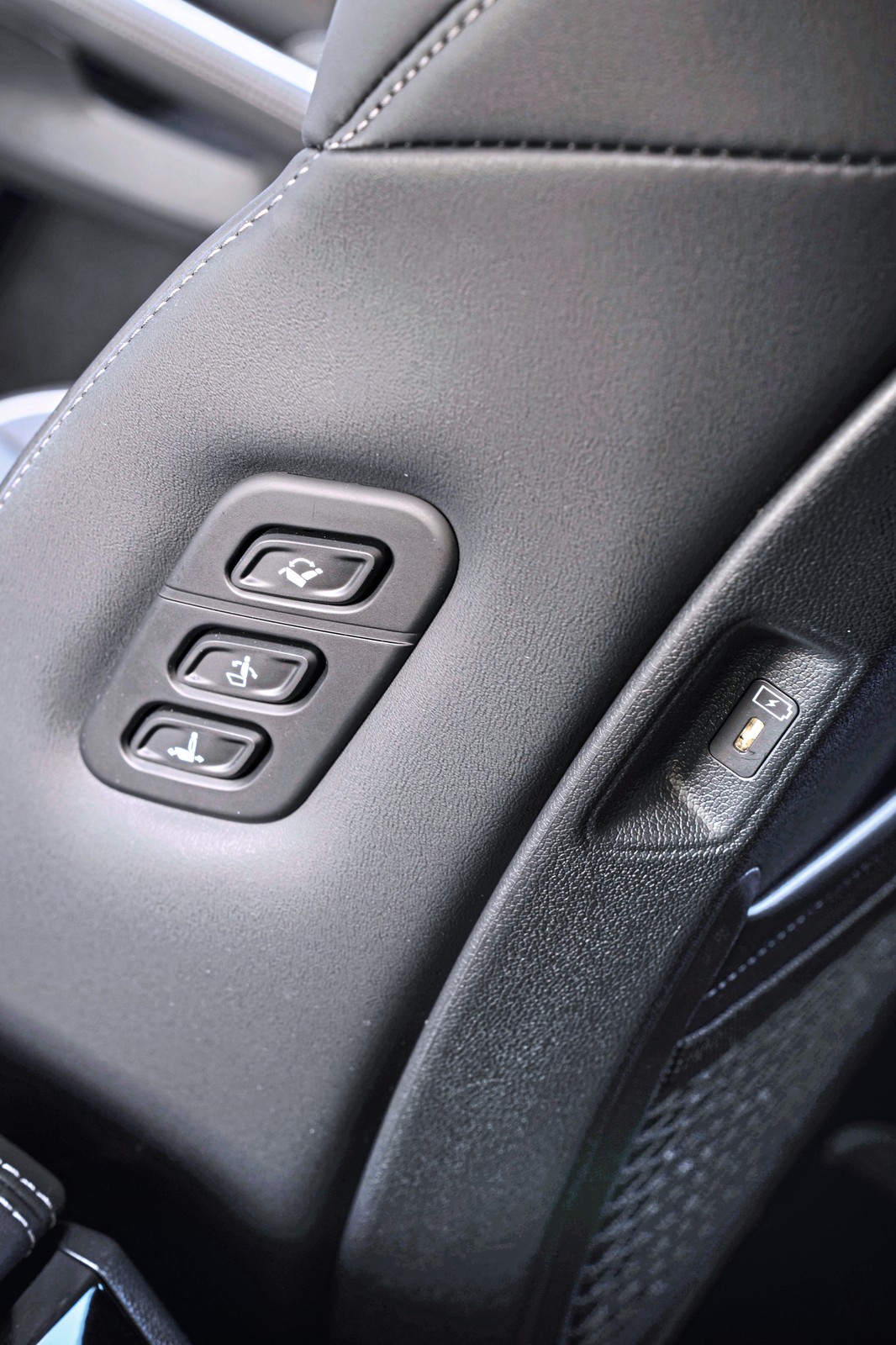 Kia Sorento – sterowanie fotelem pasażera jak w limuzynie. 