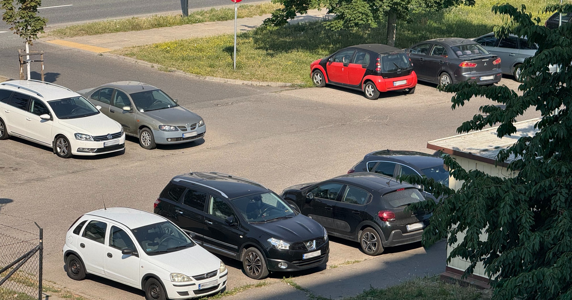 Samochody na parkingu w upał
