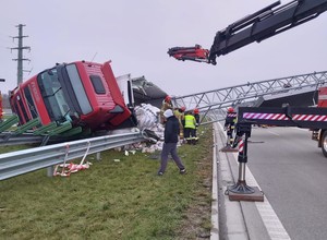 Drogę S7 w kierunku Radomia zablokowała przewrócona ciężarówka
