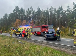 Kierowca Audi jechał zbyt szybko. 19-latek zderzył się z ciężarówką