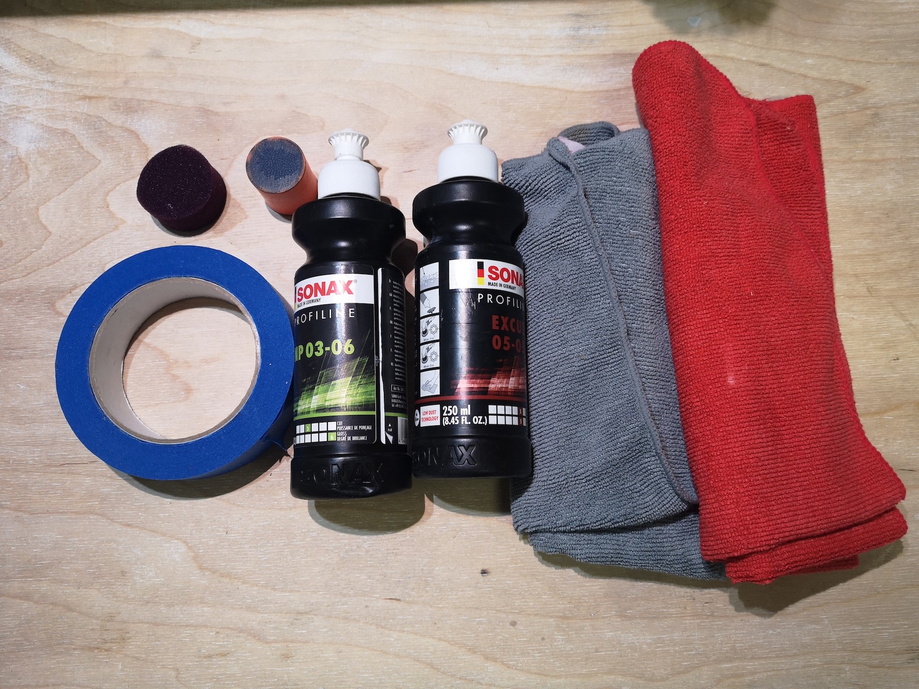 Polerowanie elementów wnętrza: podstawowe materiały: miękkie szmatki, pasta polerska (może być do nadwozia), opcjonalnie taśma maskująca, mała gąbka polerska