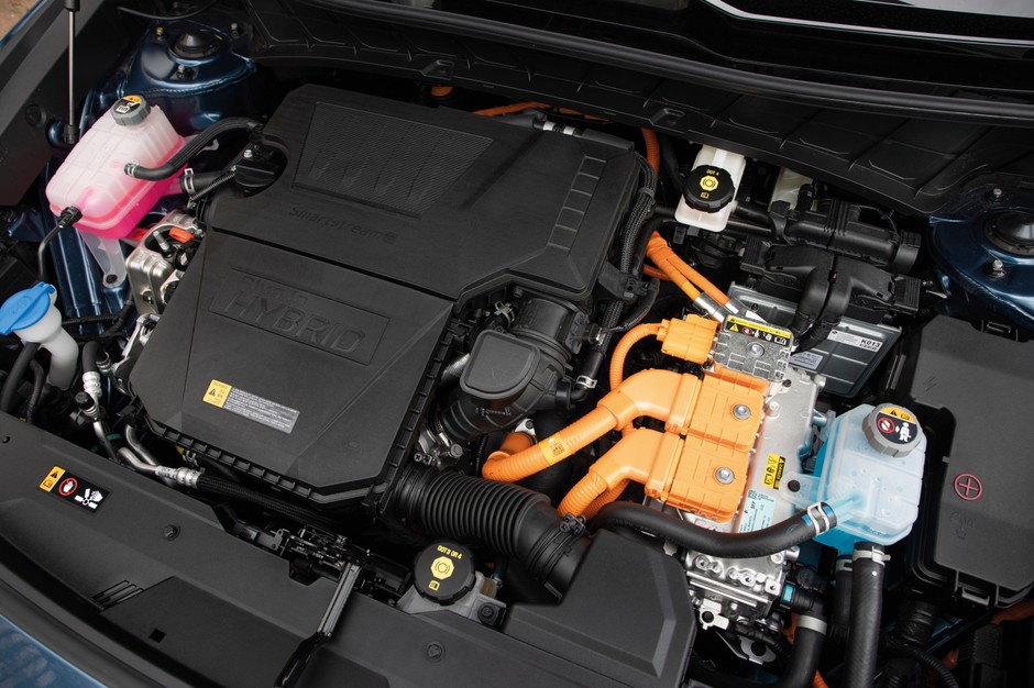 Kię Niro w wersji PHEV napędzają 105-konny silnik spalinowy o pojemności 1580 cm sześć. oraz jednostka elektryczna o mocy 84,3 KM. Cały układ rozwija 183 KM, a maksymalny moment obrotowy wynosi 265 Nm.
