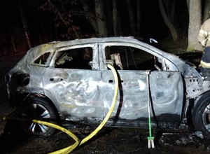 Spłonął elektryczny Mercedes. Akcja gaszenia trwała prawie dobę