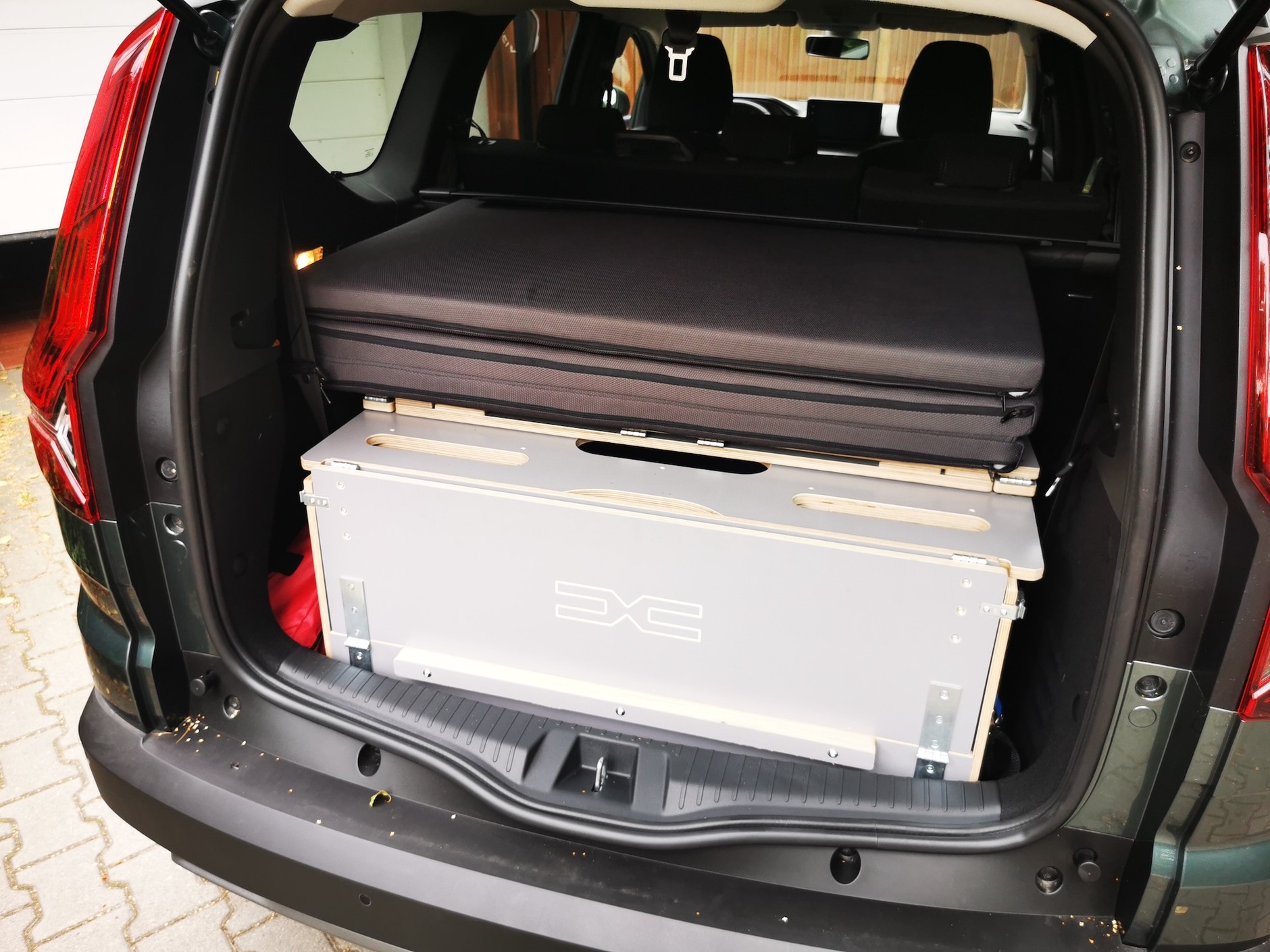 Skrzynia oraz materac zajmują cały bagażnik. Wewnątrz skrzyni jest jednak sporo miejsca na drobne przedmioty – mieści się namiot, śpiwory, jakieś torby. Ograniczeniem jest jedynie szerokość otworu, przez które wkładamy przedmioty do środka