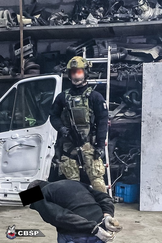 Cios w grupę „samochodziarzy”