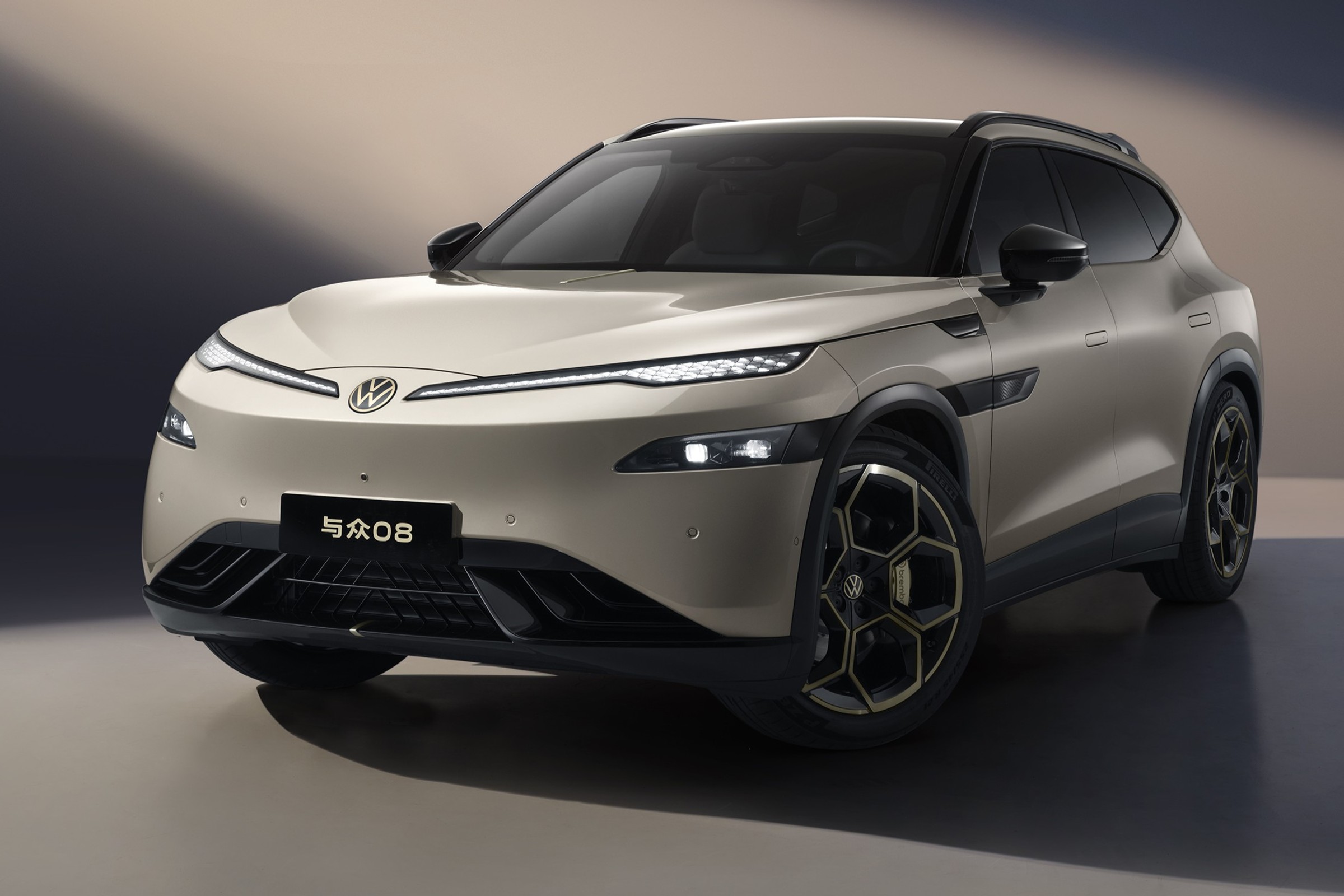 Oto SUV VW skonstruowany z pomocą Chińczyków. Złote logo pokazuje "unikalny gust właściciela"