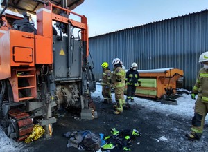 Mężczyzna wciągnięty do maszyny drogowej. Interweniowali strażacy