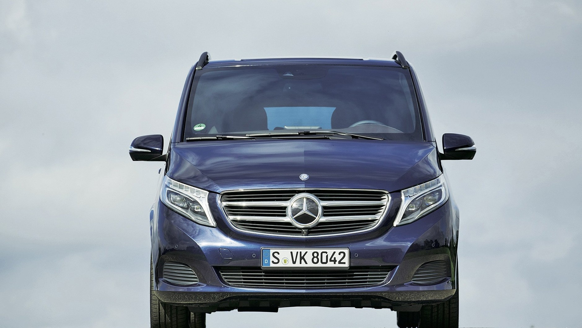 Porównanie: Volkswagen T6 droższy od Mercedesa klasy V