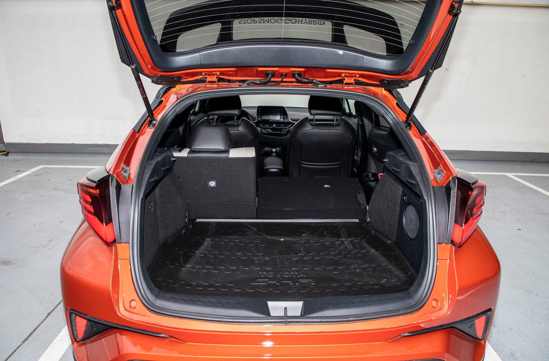 Zdziwisz się jak dobrze jeździ poliftingowa Toyota CH-R z nową hybrydą