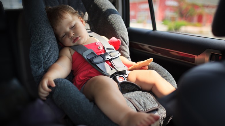 Latem i przy wysokich temperaturach powietrza pozostawienie dziecka lub zwierzęcia w nagrzanej kabinie auta grozi utratą życia