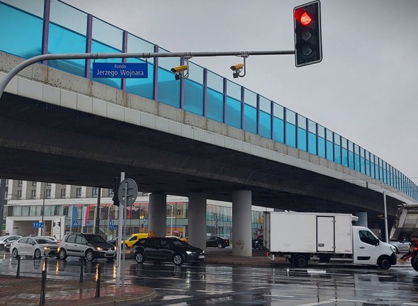 Aż 28 żółtych kamer zawisło na jednym skrzyżowaniu. Nowy system już pilnuje kierowców