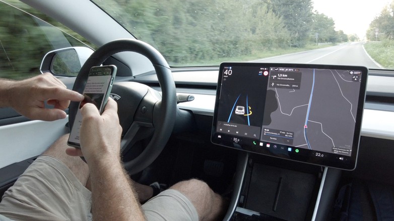 Autopilot Tesli (funkcja FSD) szybko usypia czujność kierowcy, a wielu popycha do łamania przepisów – ponieważ z punktu widzenia prawa to nadal nie jest jazda autonomiczna, to kierowca pozostaje kierowcą, więc np. nie wolno mu korzystać z komórki podczas jazdy, nawet jeśli nie musi trzymać kierownicy. 