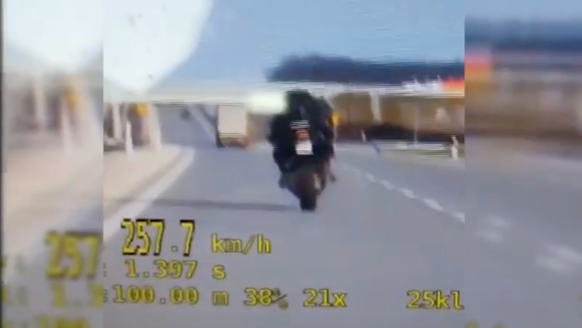 Motocyklista jechał ponad 250 km na godz.