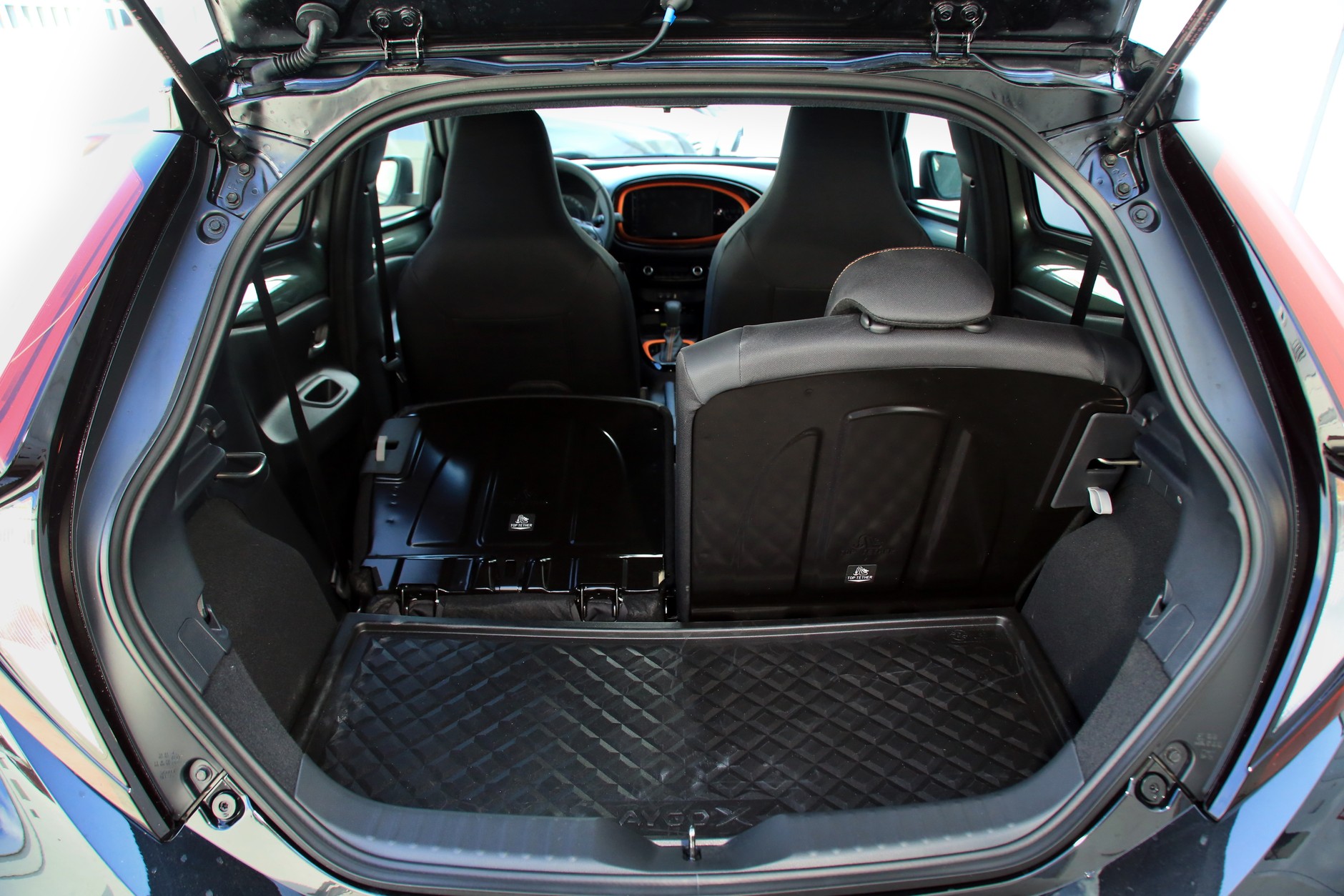 Bagażnik ma niewielką pojemność 231-829 l