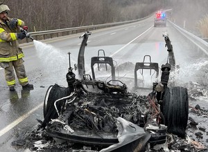 Tylko felgi wskazywały, że to był samochód. Do ugaszenia zużyto ponad 45 tys. litrów wody