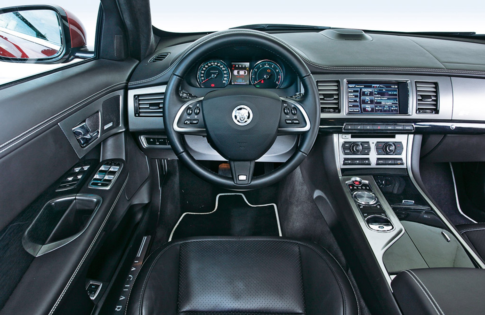 Jaguar XFR V8 Supercharged: kot pokazuje pazury