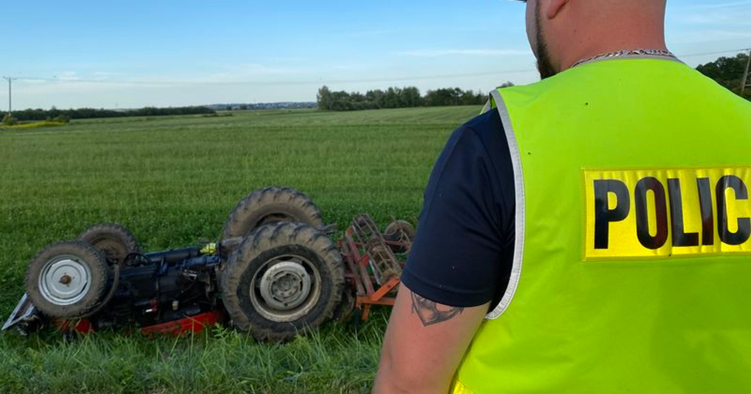 Zjechał na pobocze i wywrócił traktor. Dla 65-latka nie było już ratunku