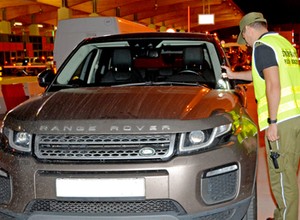 Na granicę przyjechał Range Rover Evoque. Prawie się udało