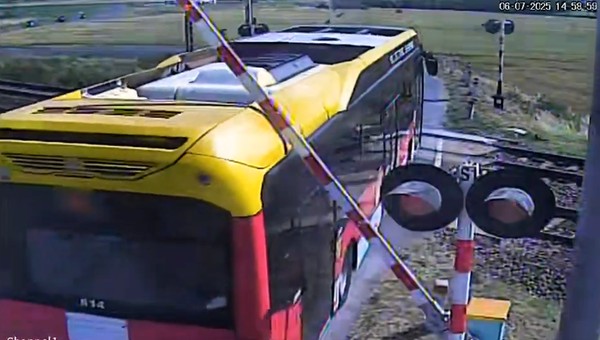 Kierowca autobusu miejskiego wjechał na przejazd w złym momencie. Policjant uznał, że 2000 zł mandatu to za mało. Jest nagranie