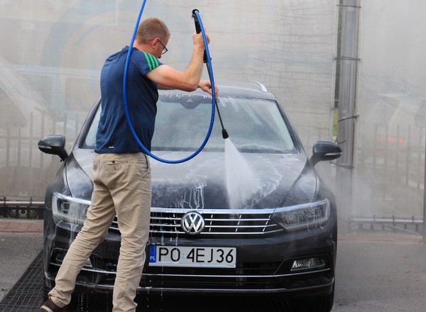 Czy wiesz, jak korzystać z myjni? Zamiast umyć auto, możesz je uszkodzić