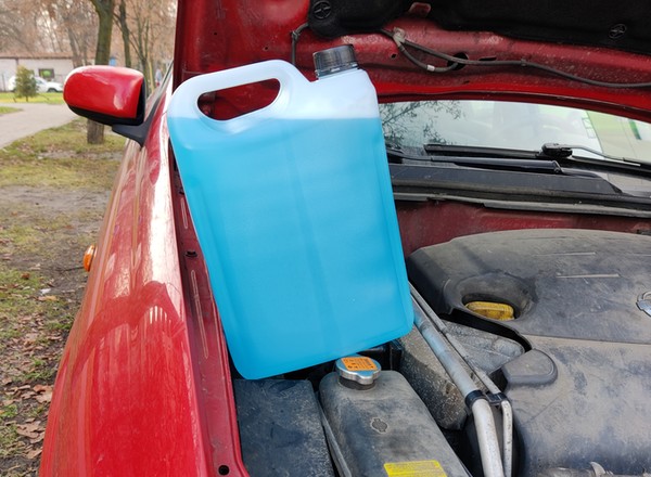 Czy warto kupować drogi zimowy płyn do spryskiwaczy? Skład zależy od ceny i może się mocno różnić