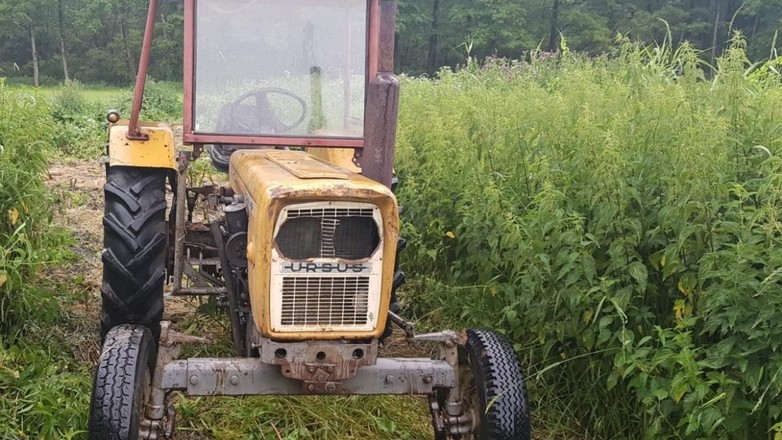Policjanci odkryli skradziony ciągnik schowany w wysokich pokrzywach