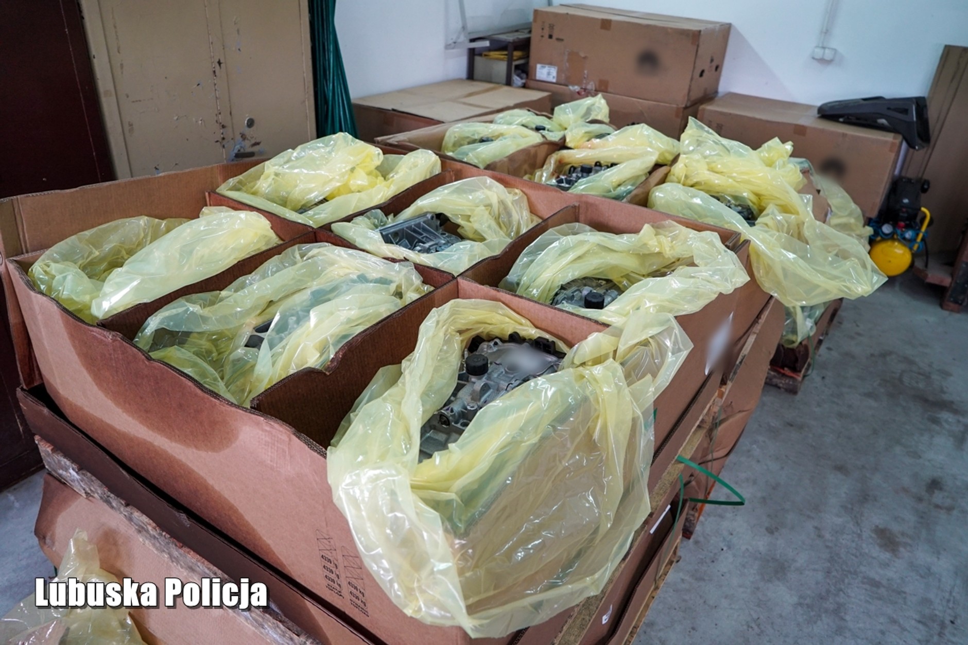 Kryminalni odzyskali skradzioną naczepę ze skrzyniami biegów